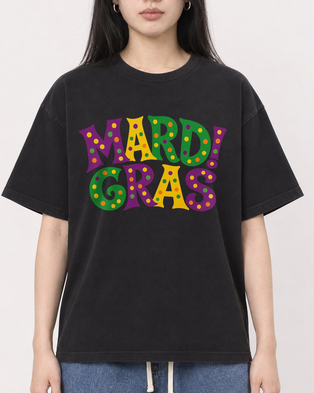 Mockup Boxy Heavyweight Tee Black female close-up 01