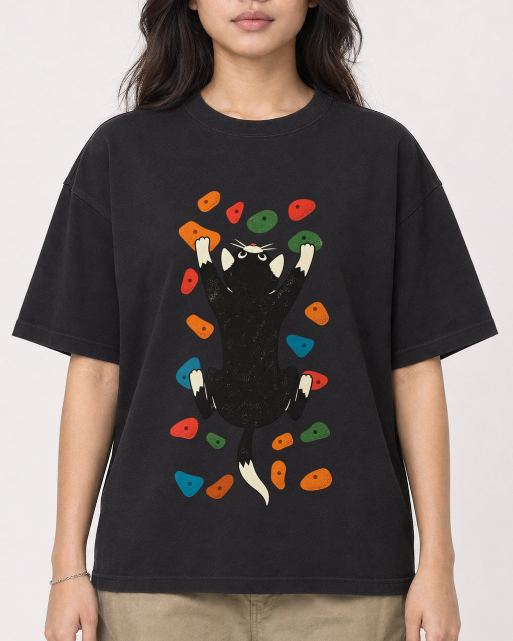 Mockup Boxy Heavyweight Tee Black female close-up 02