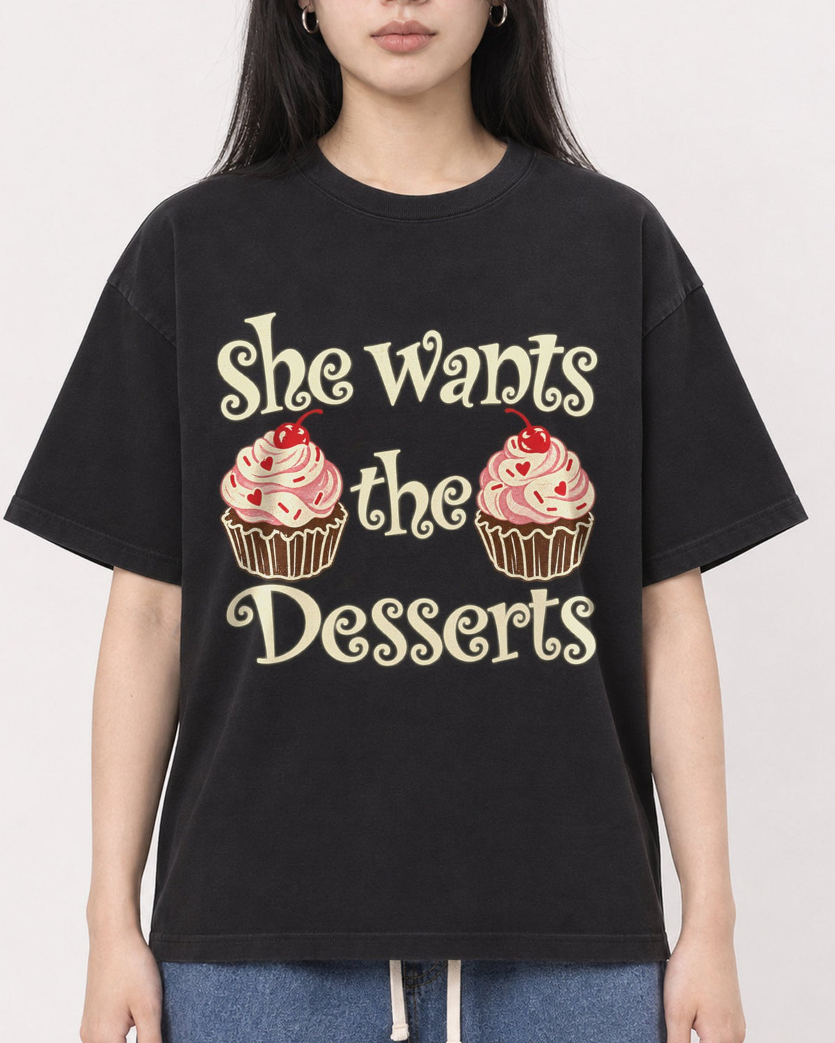 Mockup Boxy Heavyweight Tee Black female close-up 01