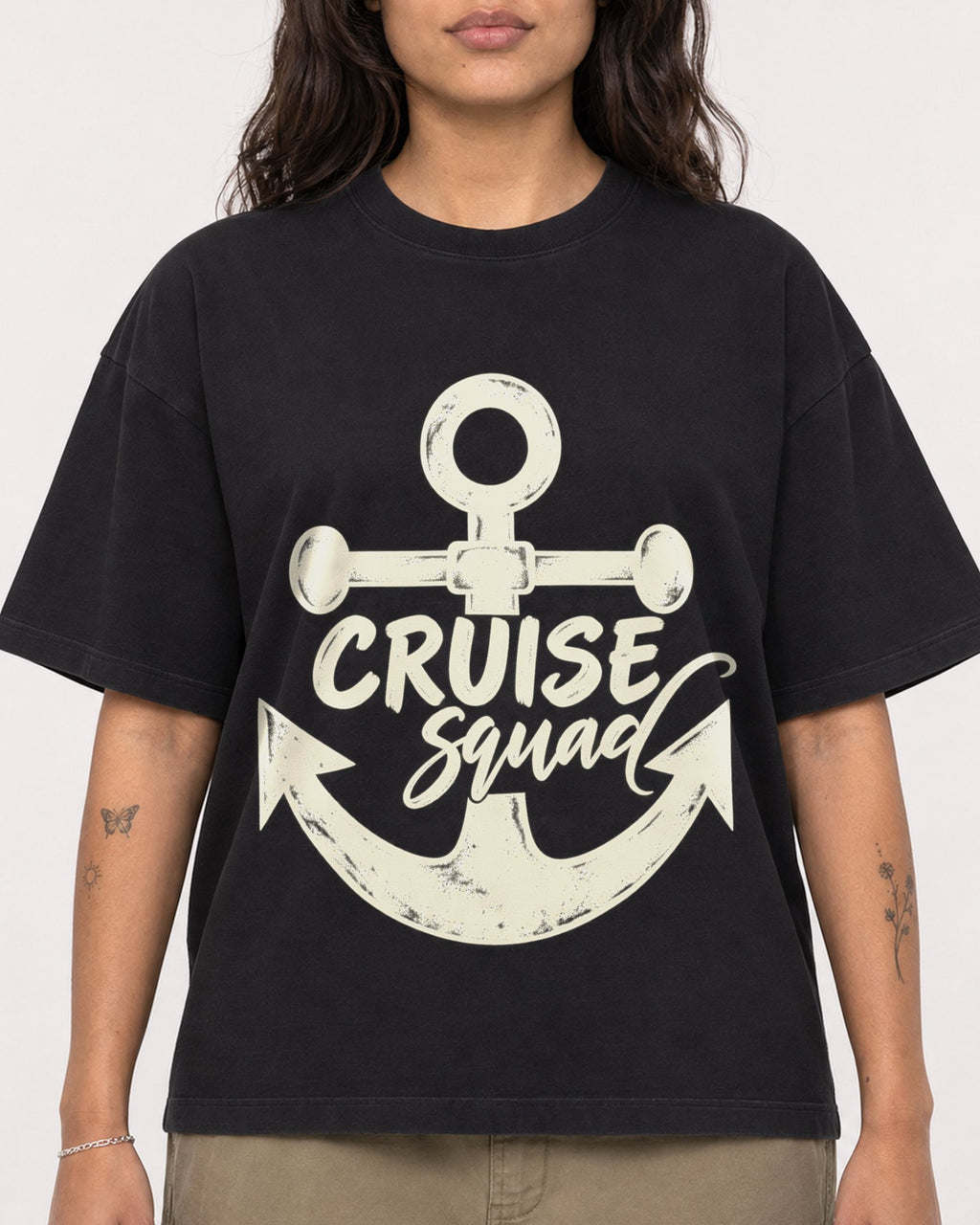 Mockup Boxy Heavyweight Tee Black female close-up 06