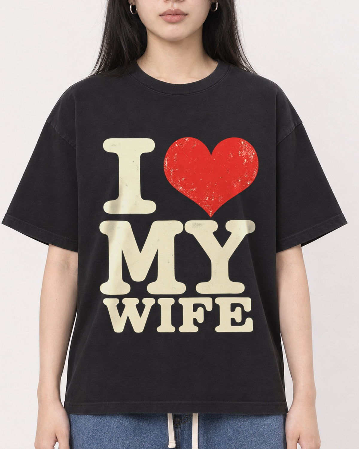 Mockup Boxy Heavyweight Tee Black female close-up 01