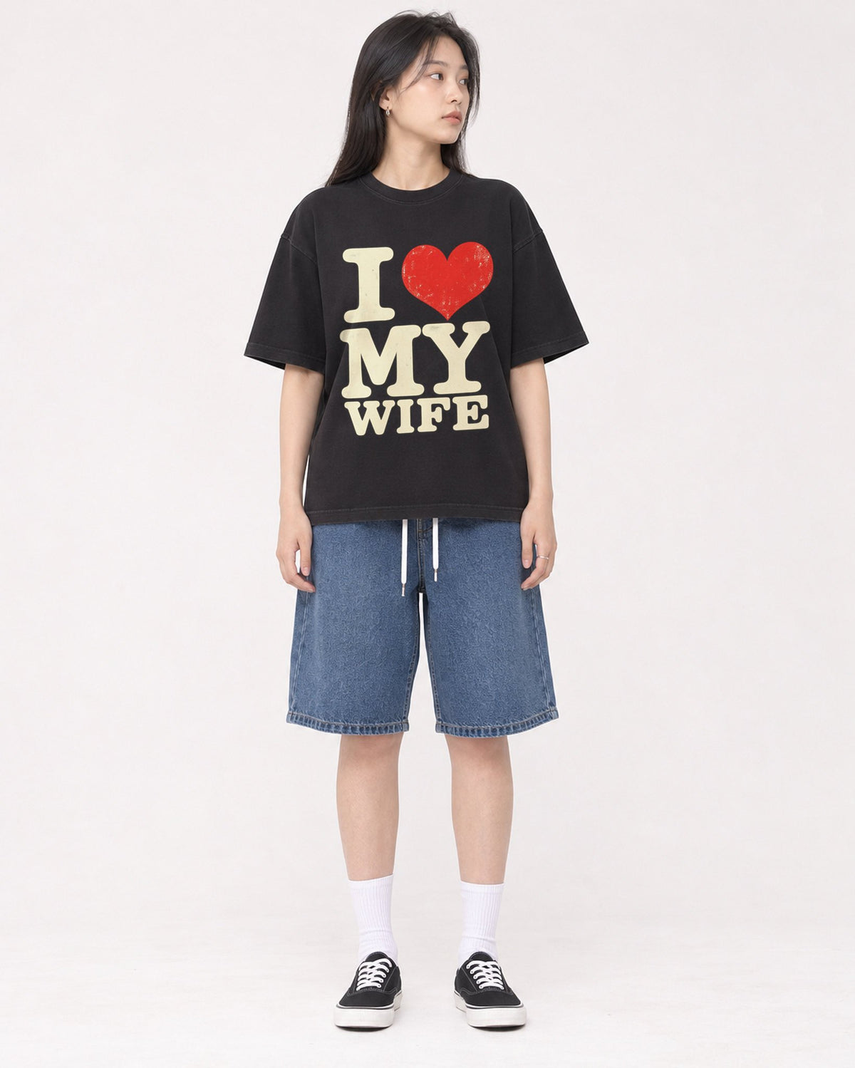 Mockup Boxy Heavyweight Tee Black female full-body 01