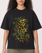 Mockup Boxy Heavyweight Tee Black female close-up 10