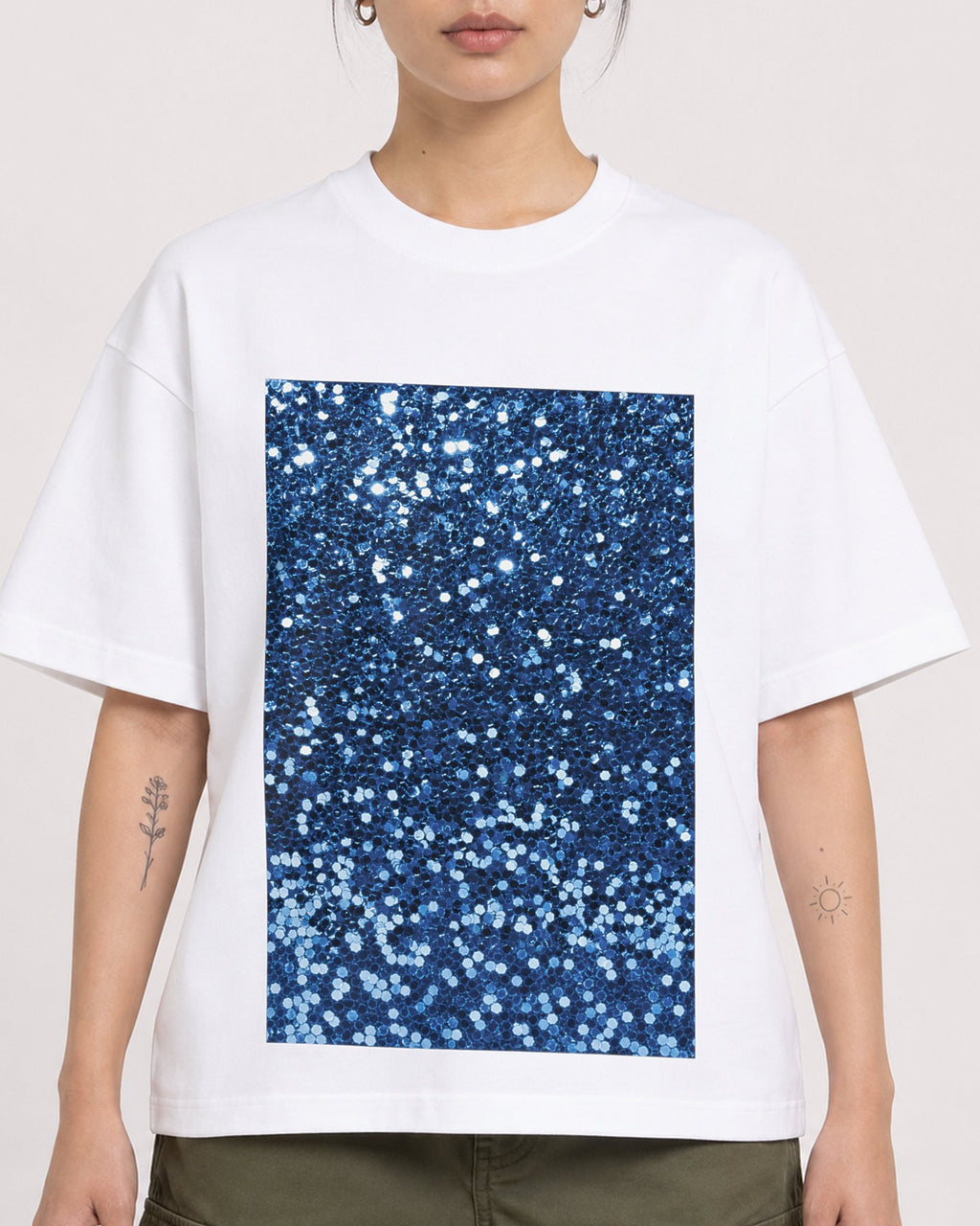 Mockup Boxy Heavyweight Tee White female close-up 12