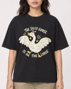 Mockup Boxy Heavyweight Tee Black female close-up 02