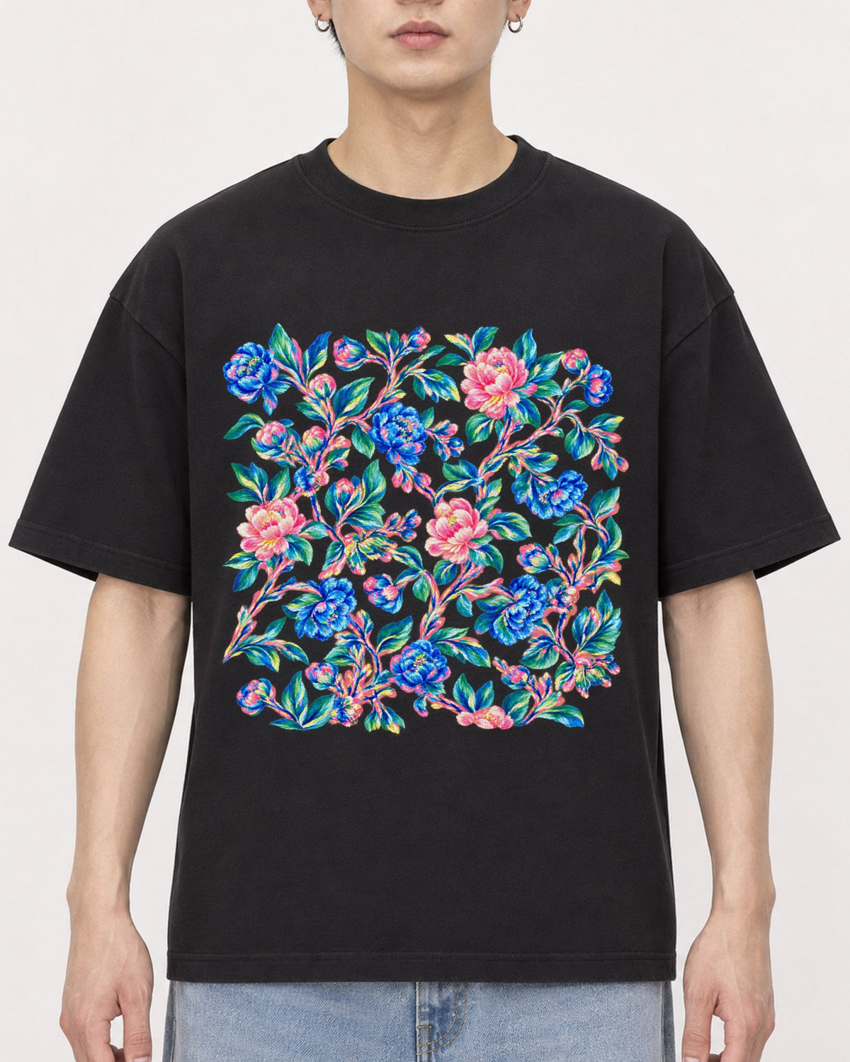 Mockup Boxy Heavyweight Tee Black male close-up 01