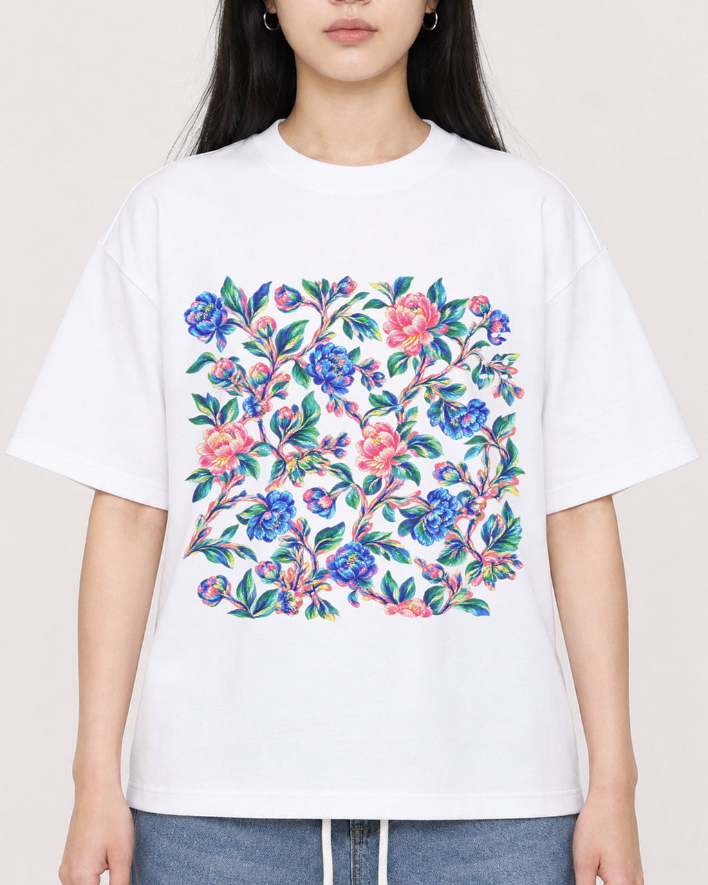Mockup Boxy Heavyweight Tee White female close-up 01
