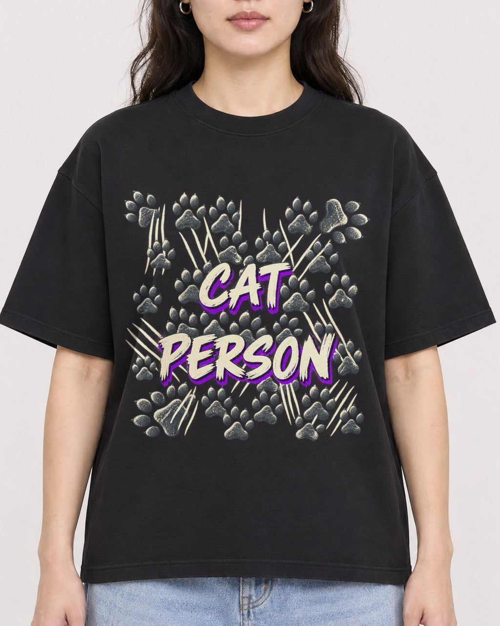 Mockup Boxy Heavyweight Tee Black female close-up 03