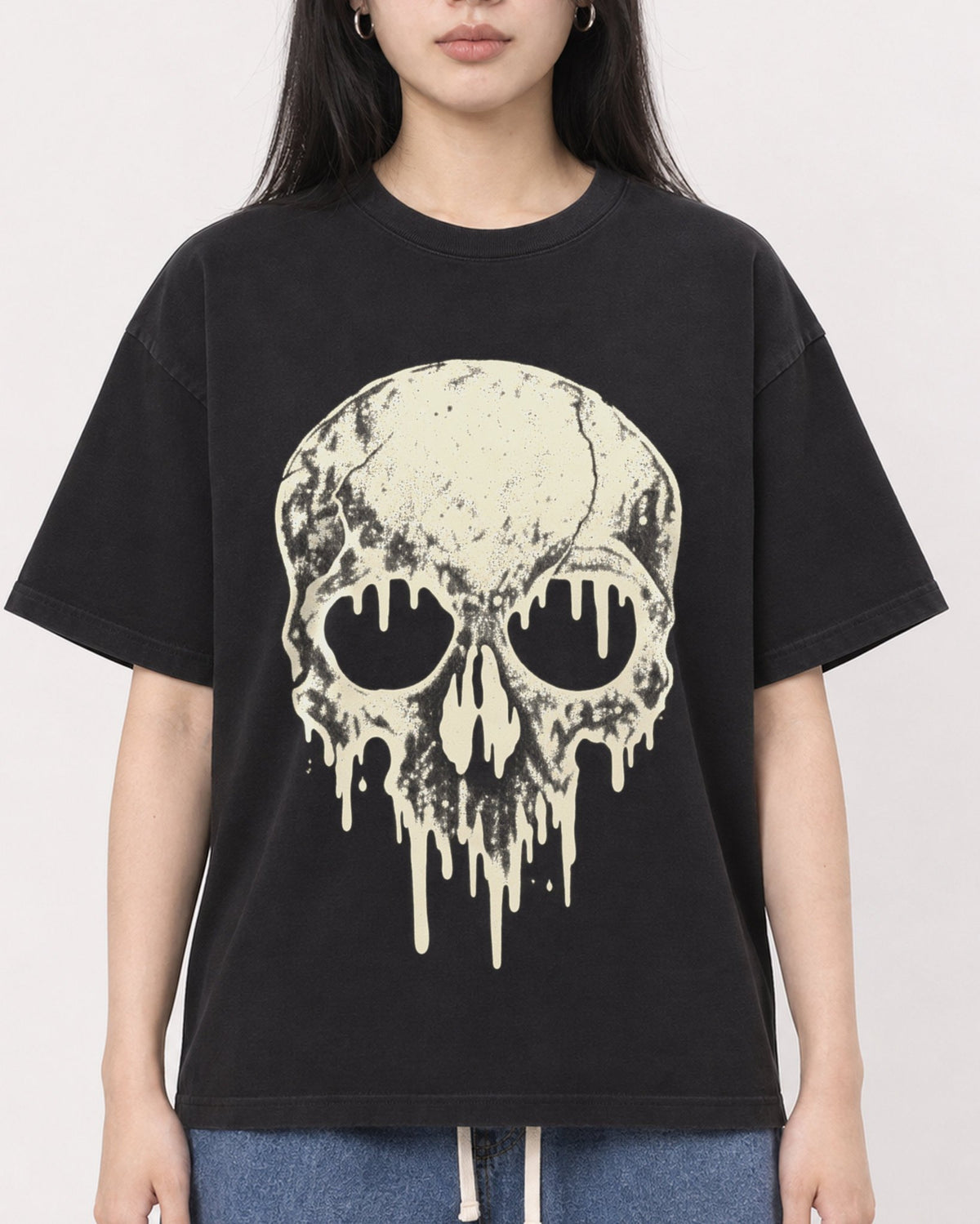 Mockup Boxy Heavyweight Tee Black female close-up 01