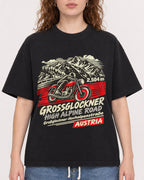 Mockup Boxy Heavyweight Tee Black female close-up 09