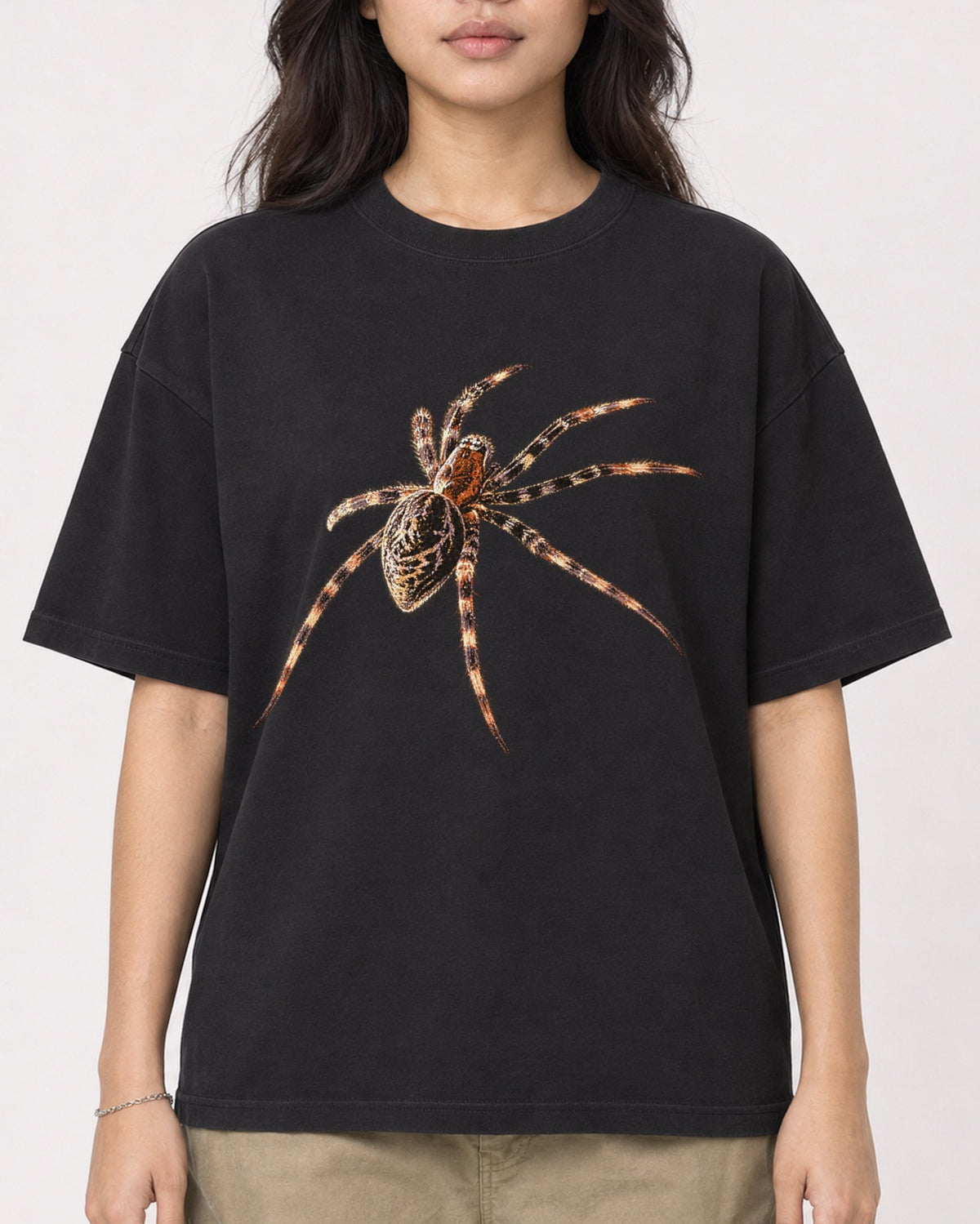 Mockup Boxy Heavyweight Tee Black female close-up 02