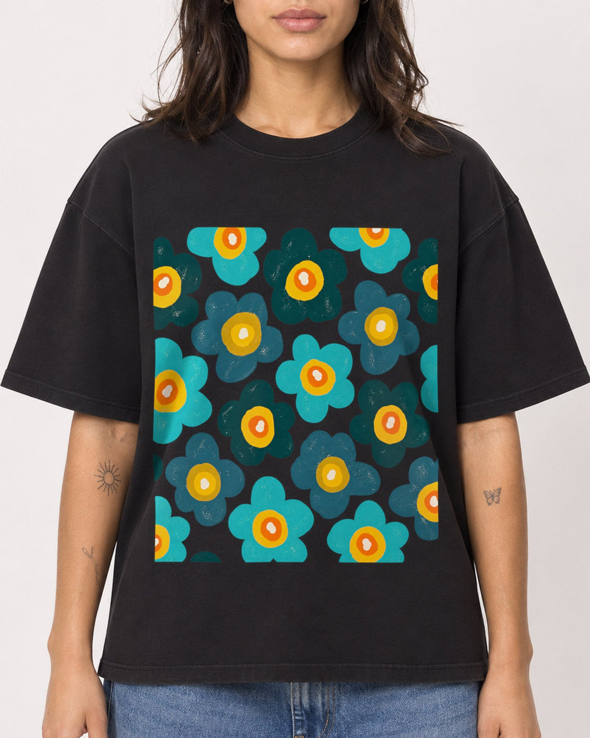 Mockup Boxy Heavyweight Tee Black female close-up 36