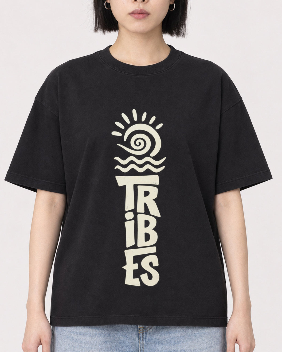 Mockup Boxy Heavyweight Tee Black female close-up 11