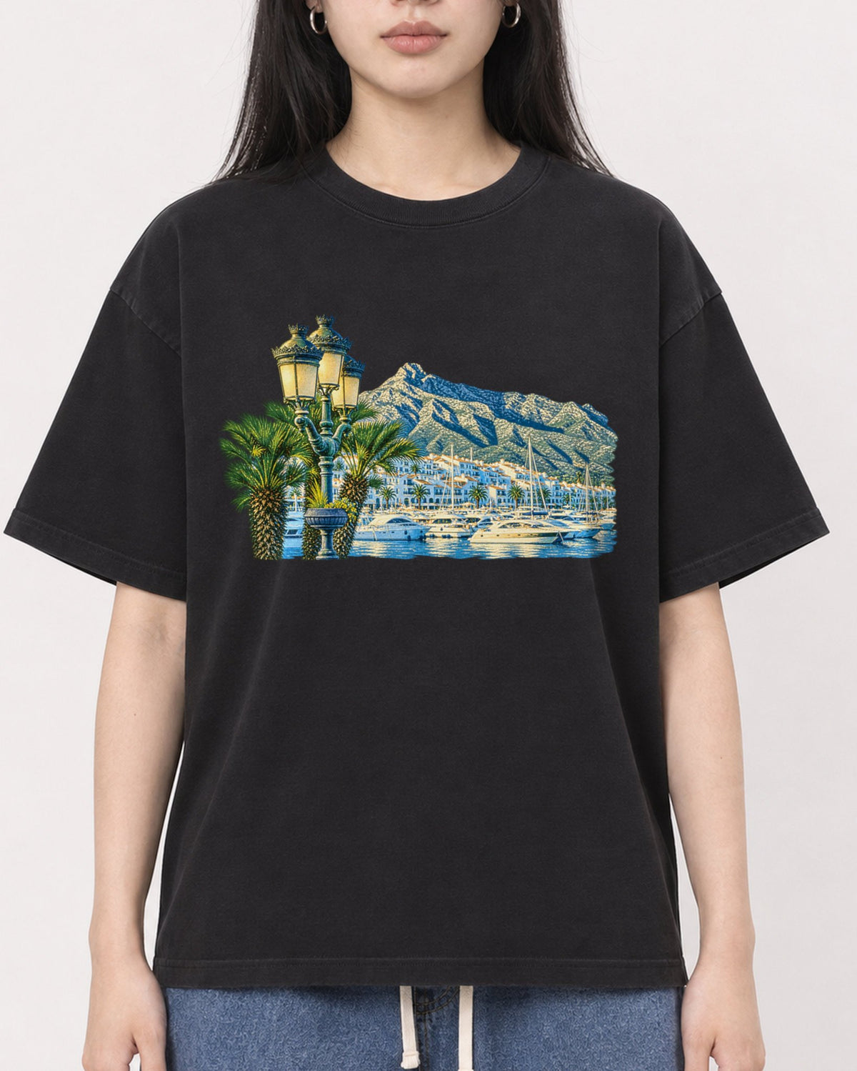Mockup Boxy Heavyweight Tee Black female close-up 01