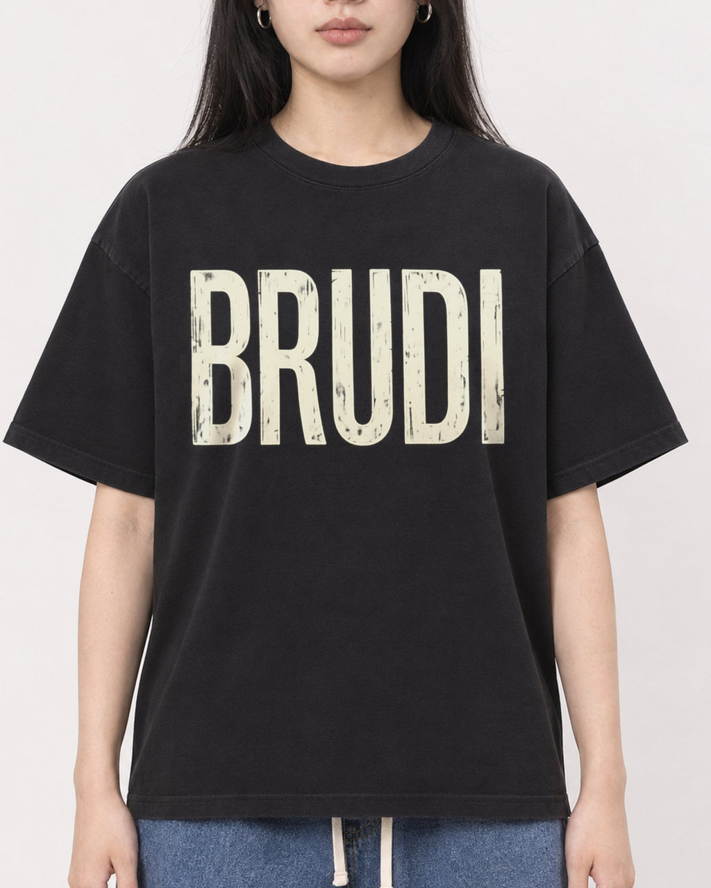 Mockup Boxy Heavyweight Tee Black female close-up 01