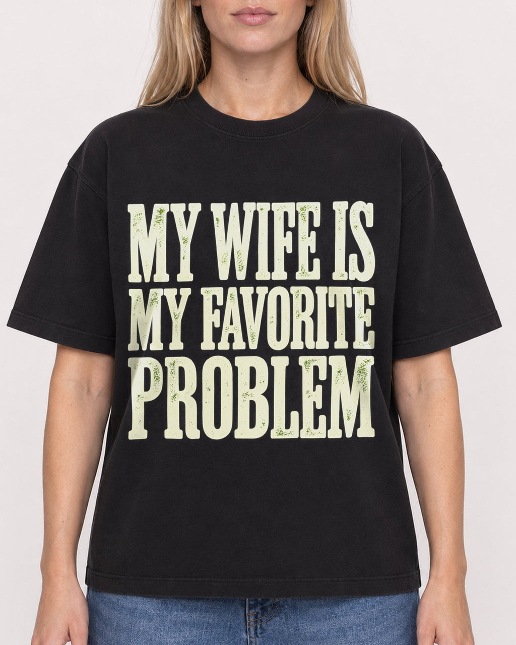 Mockup Boxy Heavyweight Tee Black female close-up 08