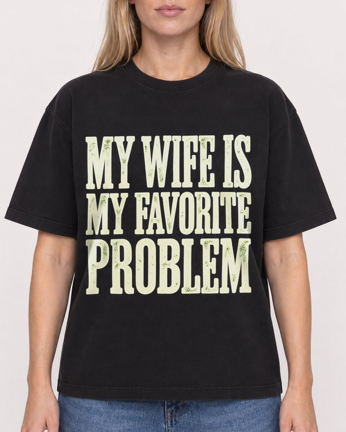 Mockup Boxy Heavyweight Tee Black female close-up 08