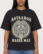 Mockup Boxy Heavyweight Tee Black female close-up 04