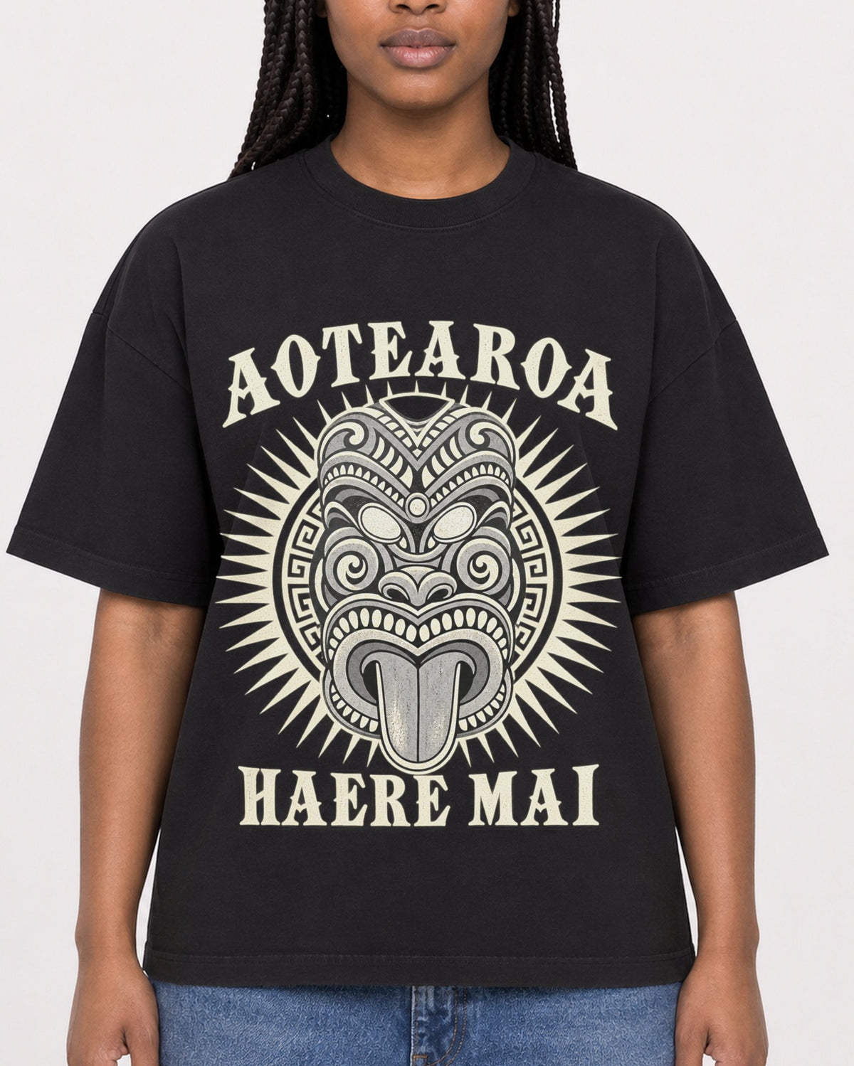 Mockup Boxy Heavyweight Tee Black female close-up 04