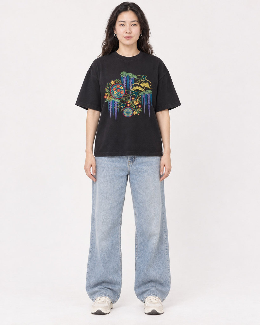 Mockup Boxy Heavyweight Tee Black female full-body 03