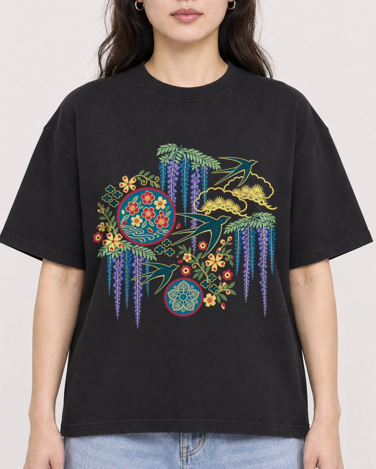 Mockup Boxy Heavyweight Tee Black female close-up 03