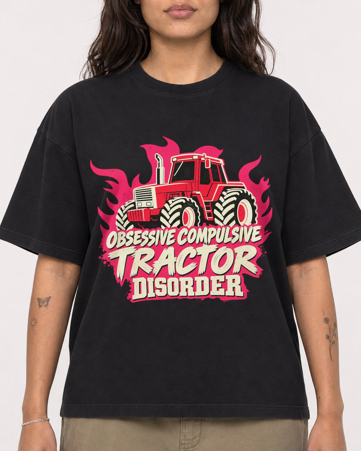 Mockup Boxy Heavyweight Tee Black female close-up 06