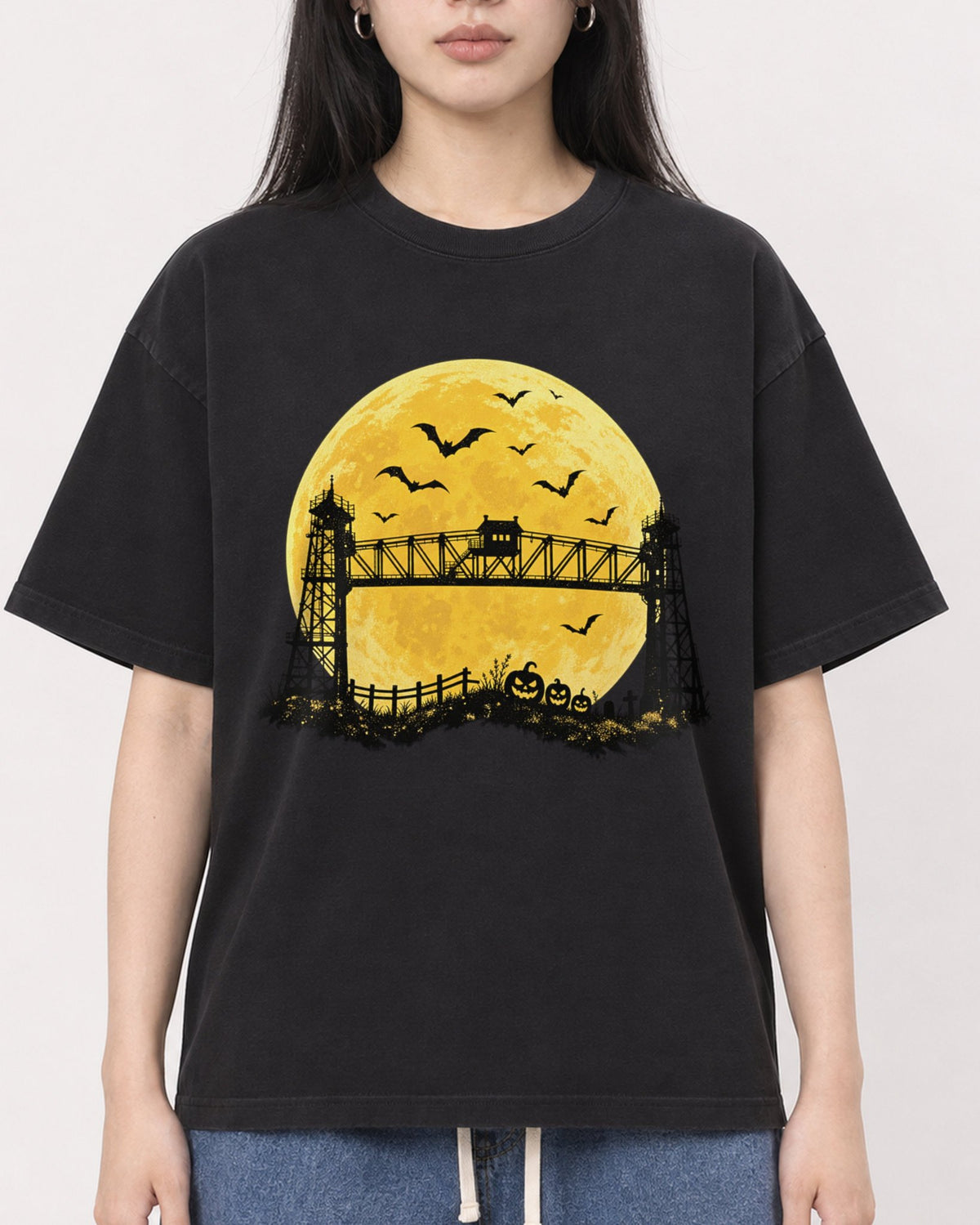 Mockup Boxy Heavyweight Tee Black female close-up 01