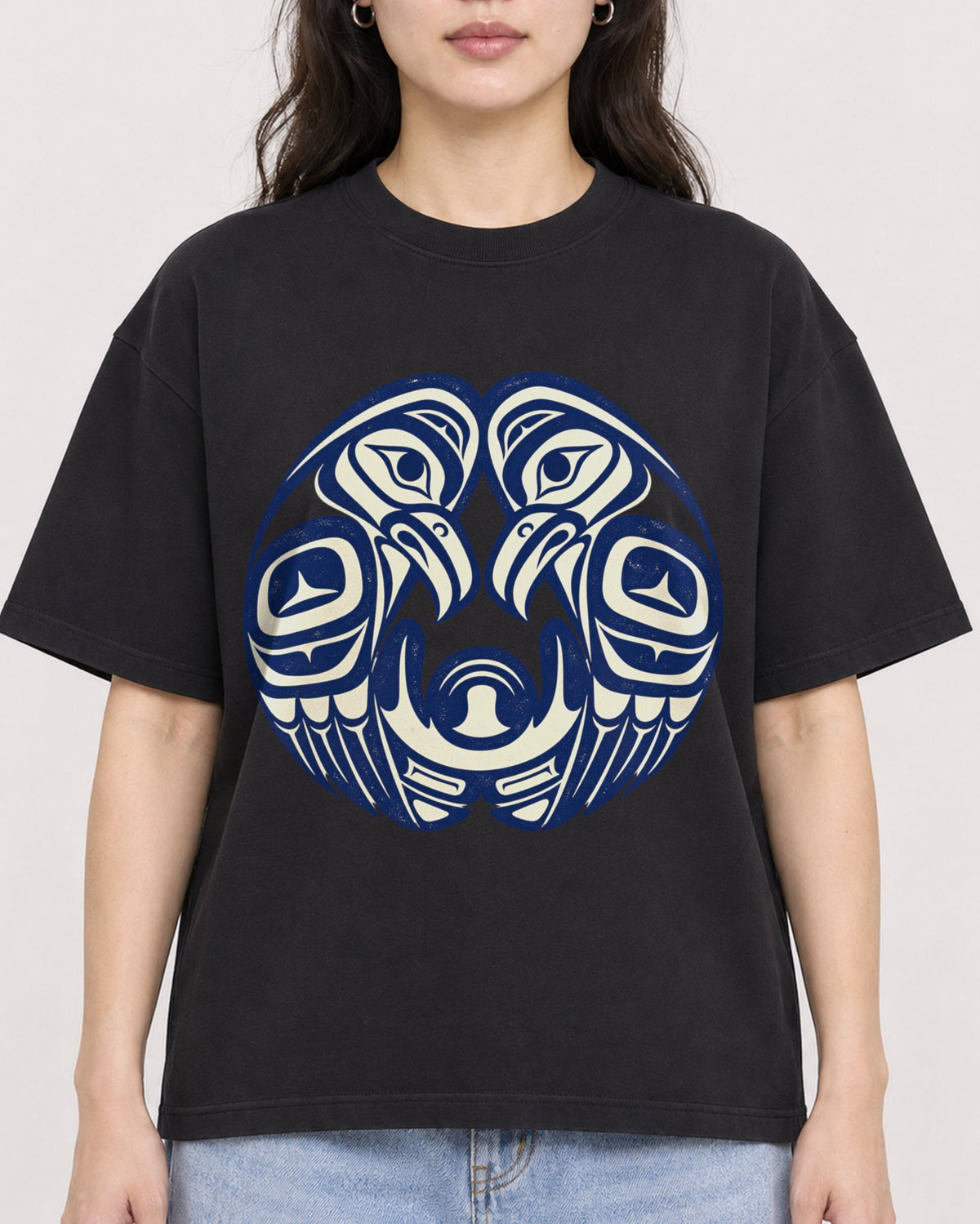 Mockup Boxy Heavyweight Tee Black female close-up 03
