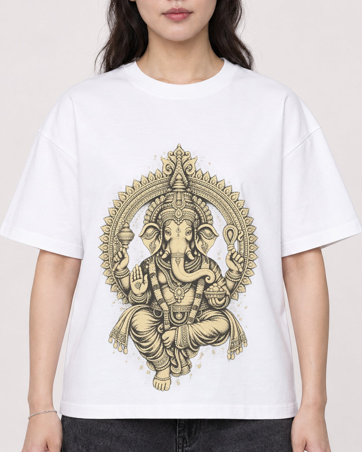 Mockup Boxy Heavyweight Tee White female close-up 03