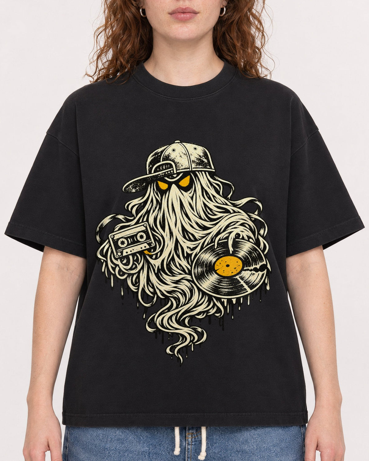 Mockup Boxy Heavyweight Tee Black female close-up 09