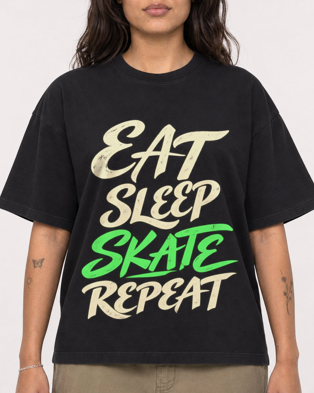 Mockup Boxy Heavyweight Tee Black female close-up 06