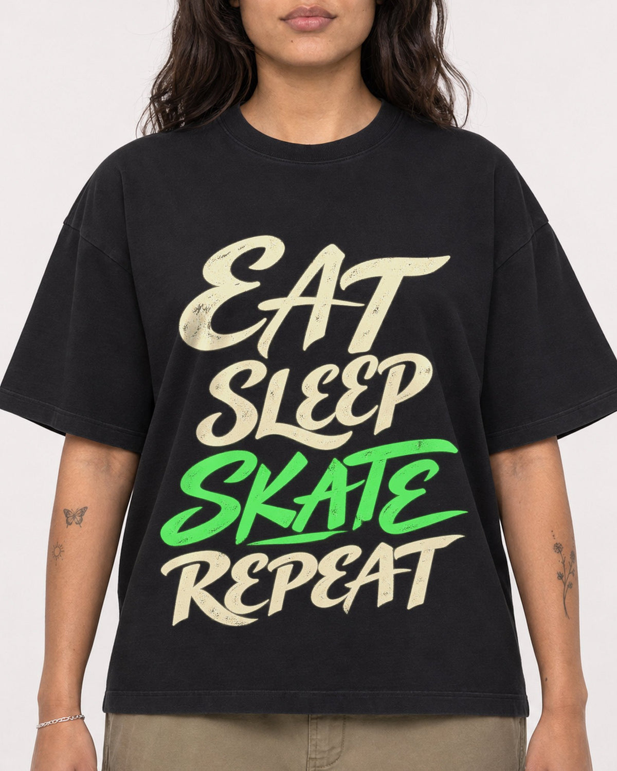 Mockup Boxy Heavyweight Tee Black female close-up 06