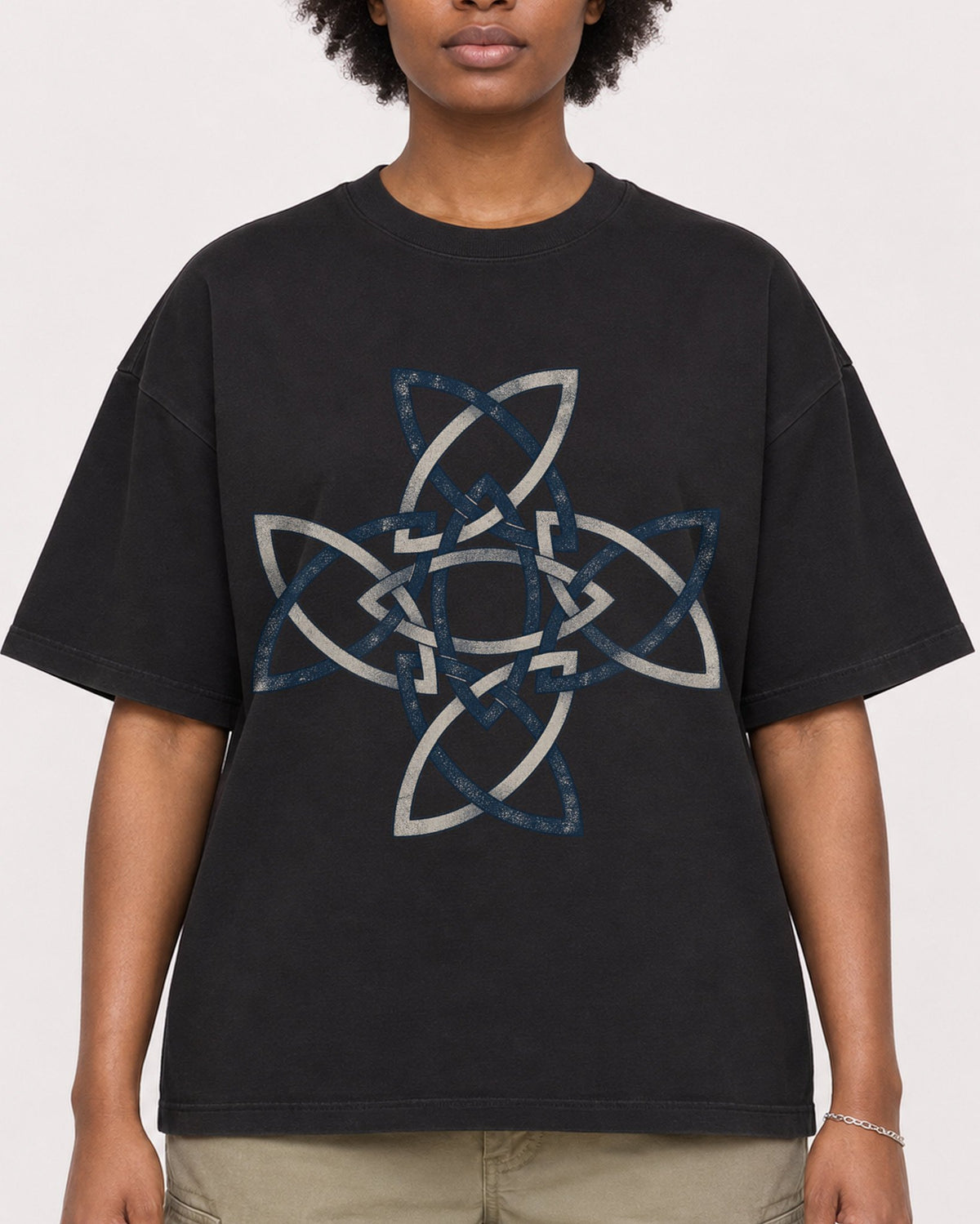 Mockup Boxy Heavyweight Tee Black female close-up 14