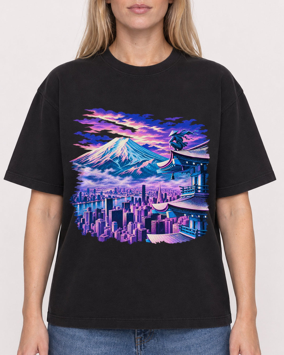 Mockup Boxy Heavyweight Tee Black female close-up 08