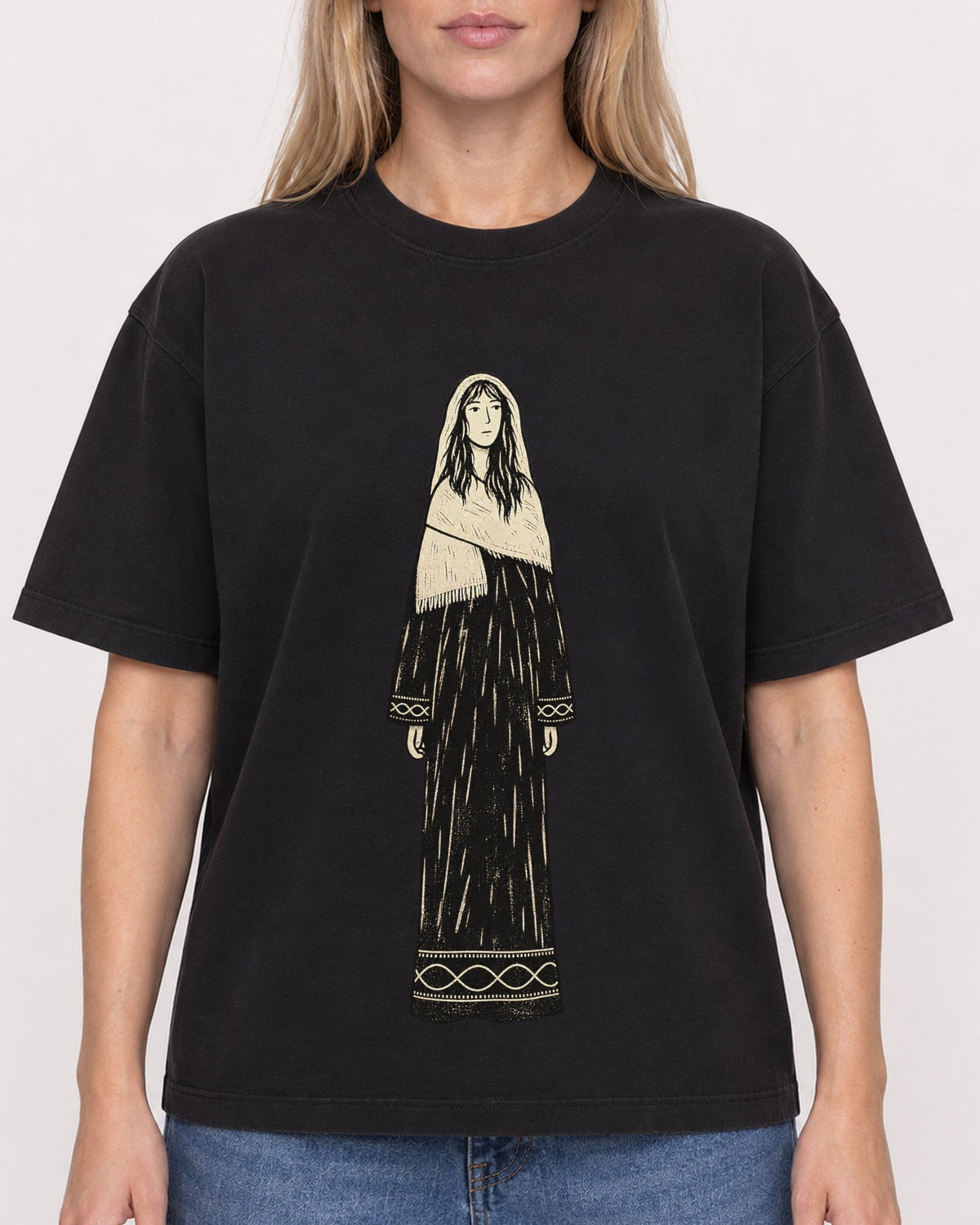 Mockup Boxy Heavyweight Tee Black female close-up 08