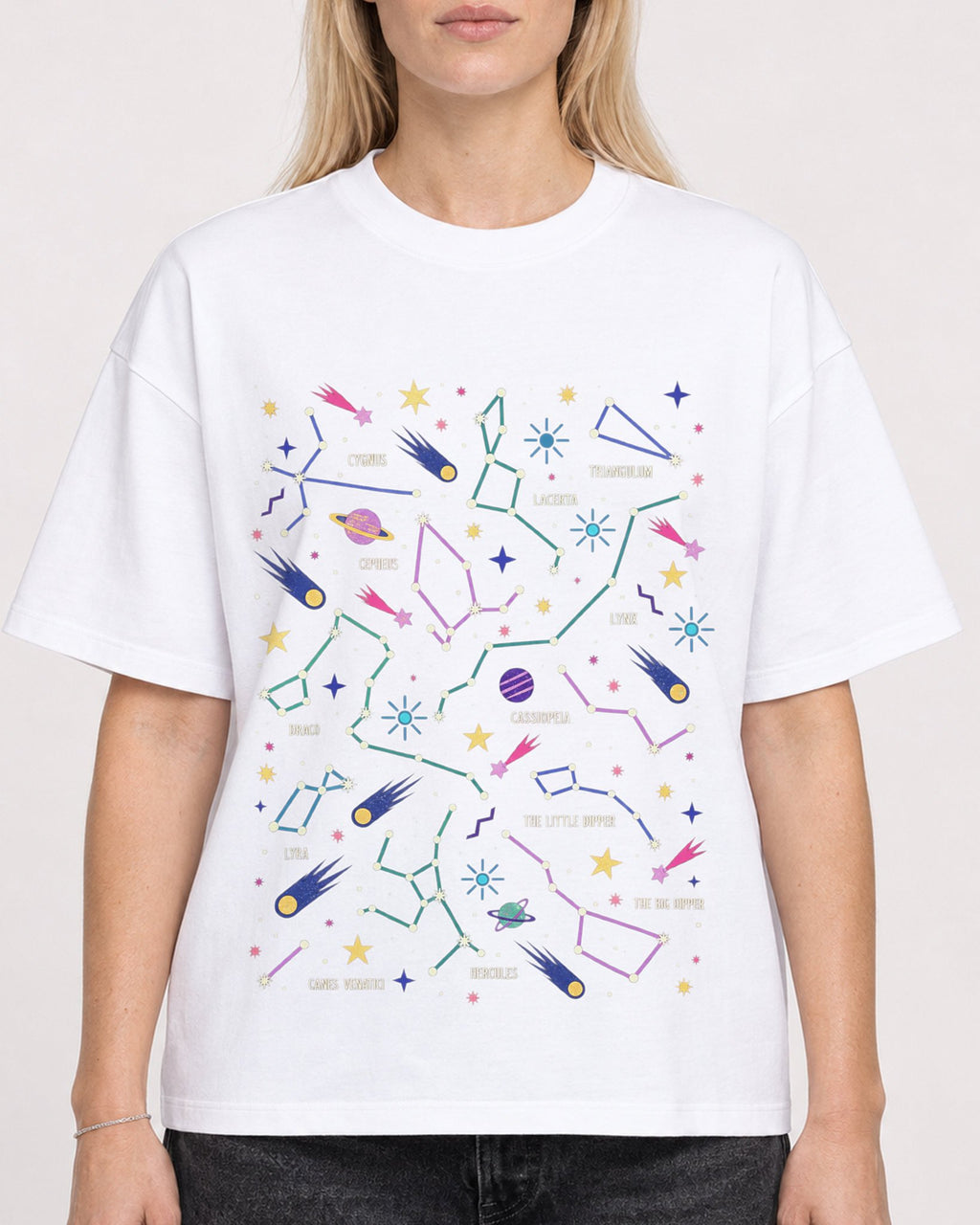 Mockup Boxy Heavyweight Tee White female close-up 08