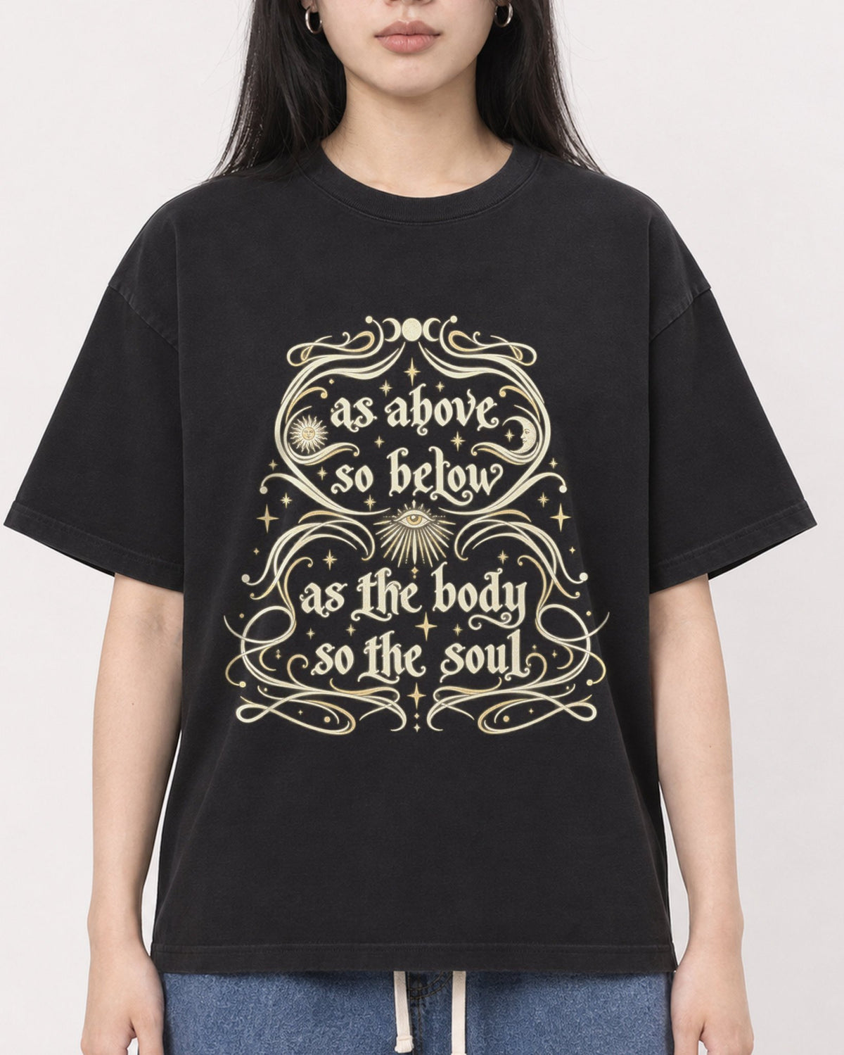 Mockup Boxy Heavyweight Tee Black female close-up 01