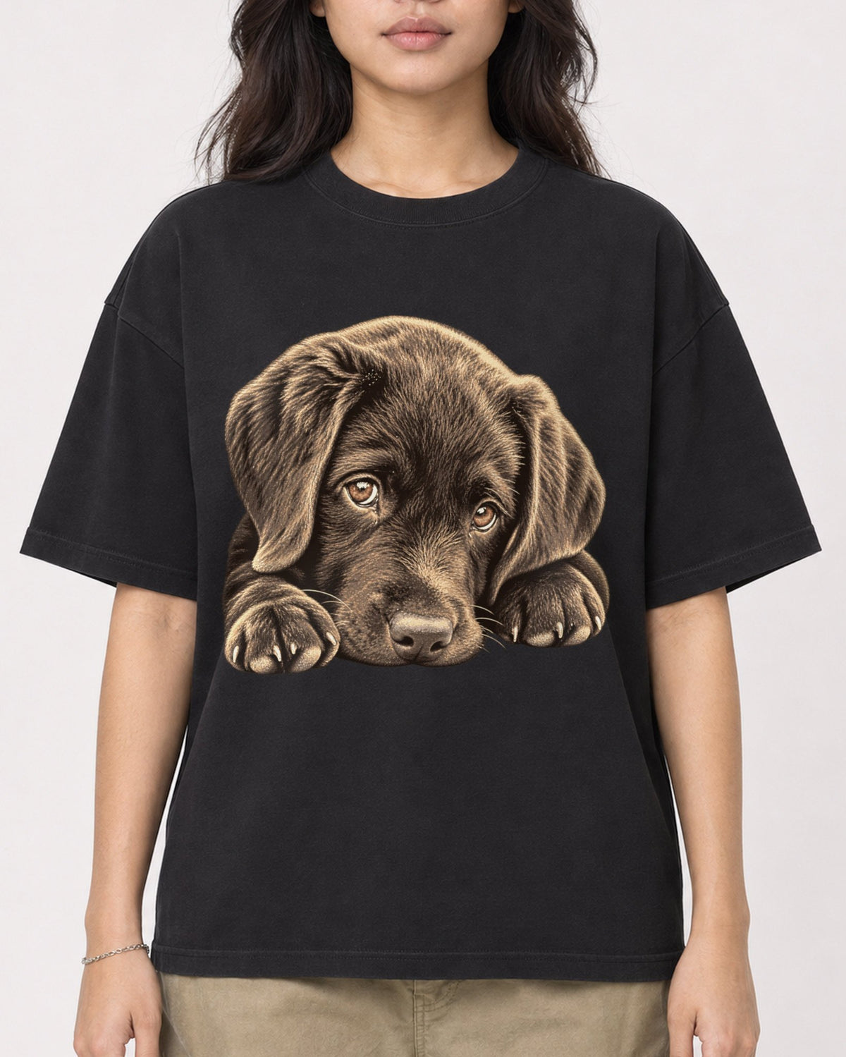 Mockup Boxy Heavyweight Tee Black female close-up 02