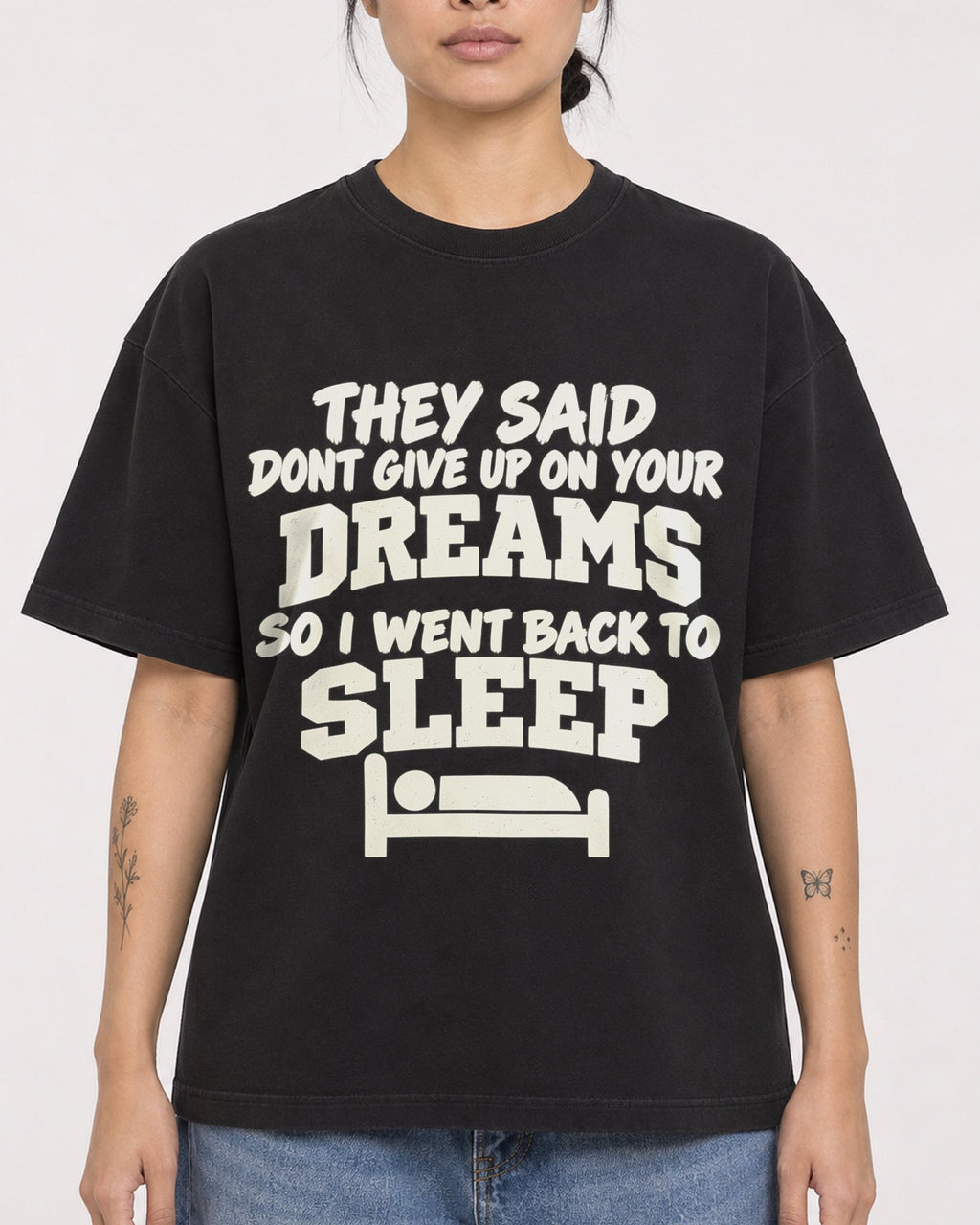 Mockup Boxy Heavyweight Tee Black female close-up 12
