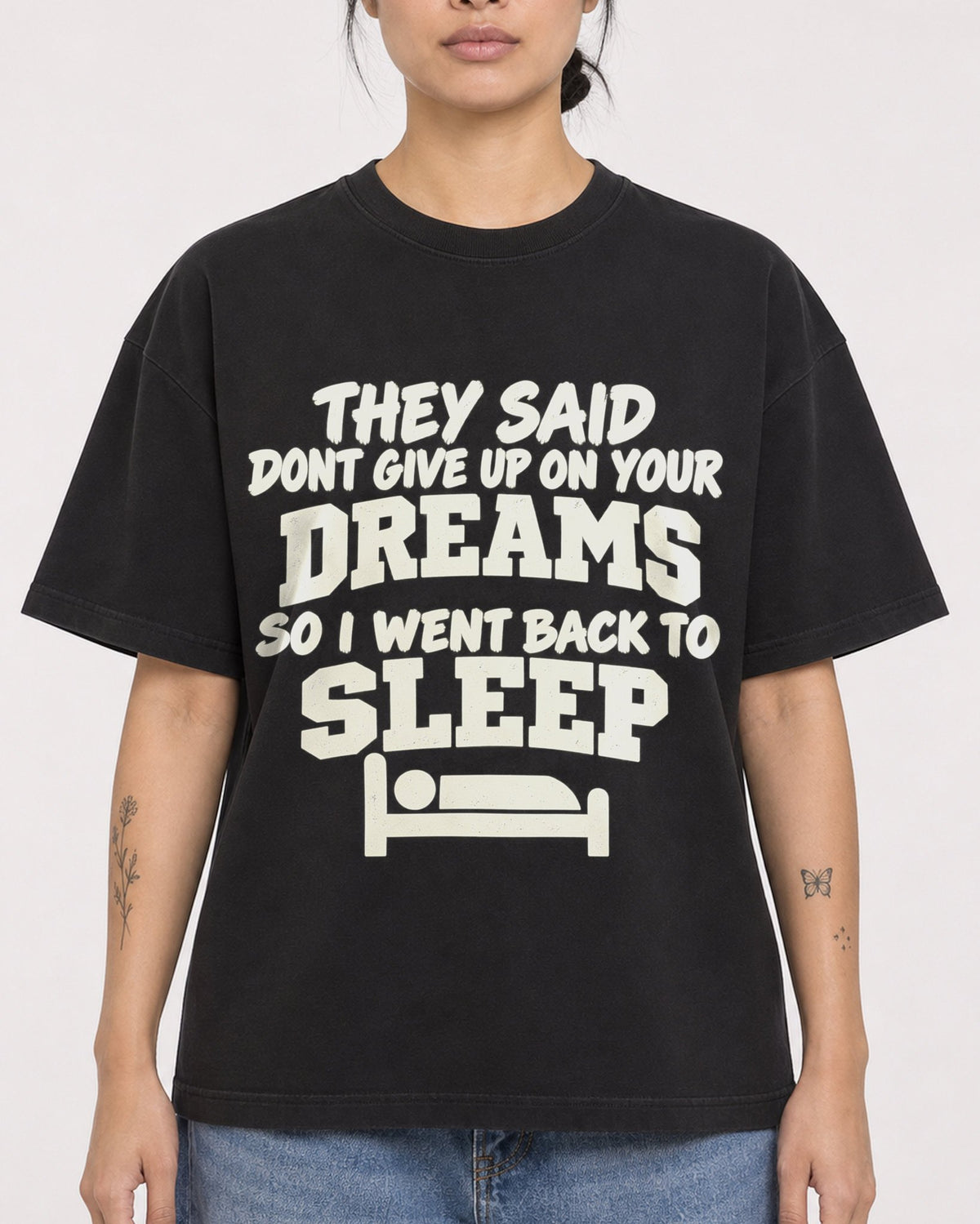 Mockup Boxy Heavyweight Tee Black female close-up 12