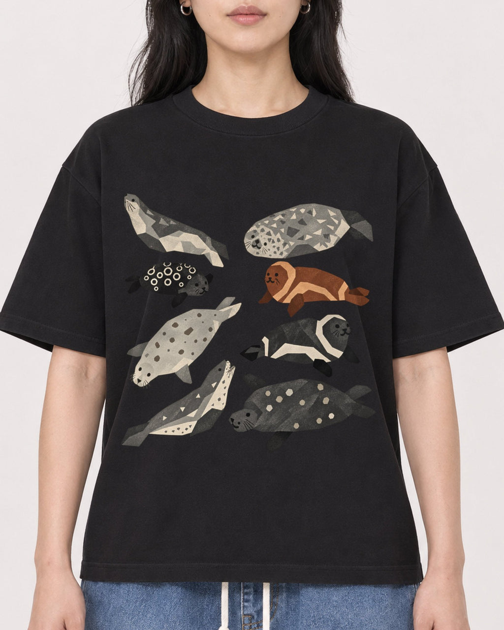 Mockup Boxy Heavyweight Tee Black female close-up 13