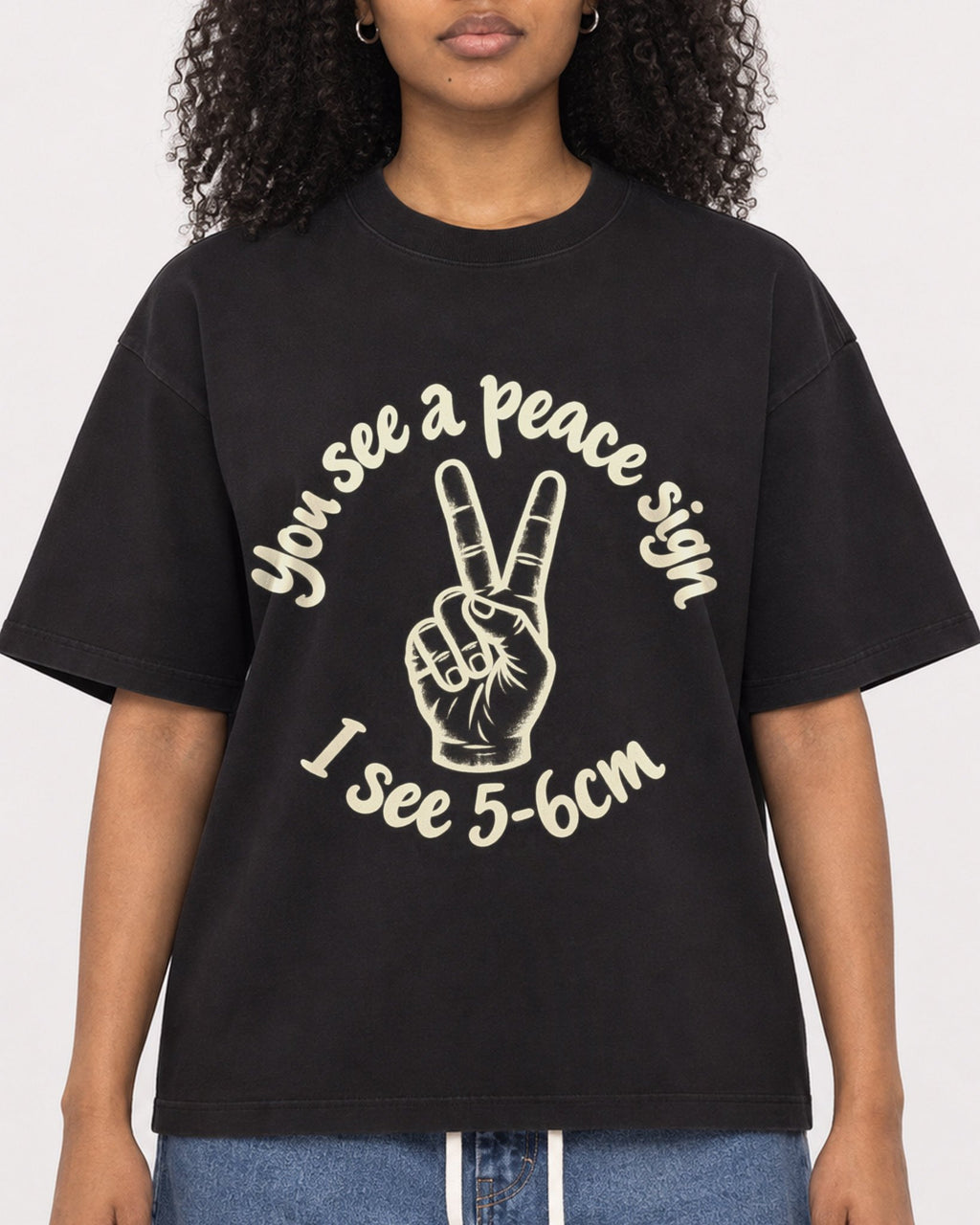 Mockup Boxy Heavyweight Tee Black female close-up 05