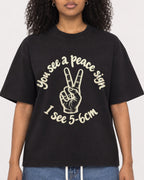Mockup Boxy Heavyweight Tee Black female close-up 05