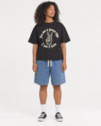 Mockup Boxy Heavyweight Tee Black female full-body 05