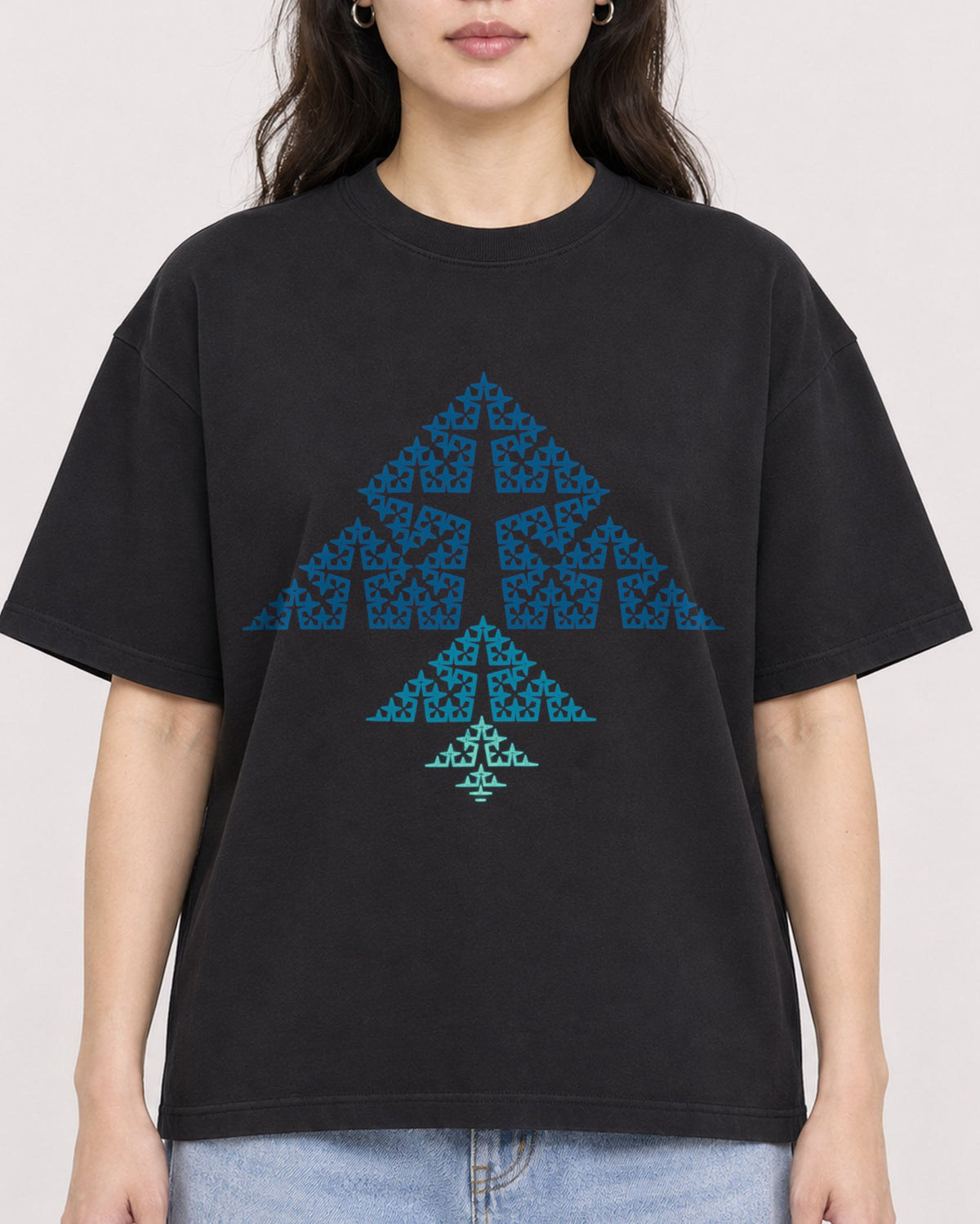 Mockup Boxy Heavyweight Tee Black female close-up 03