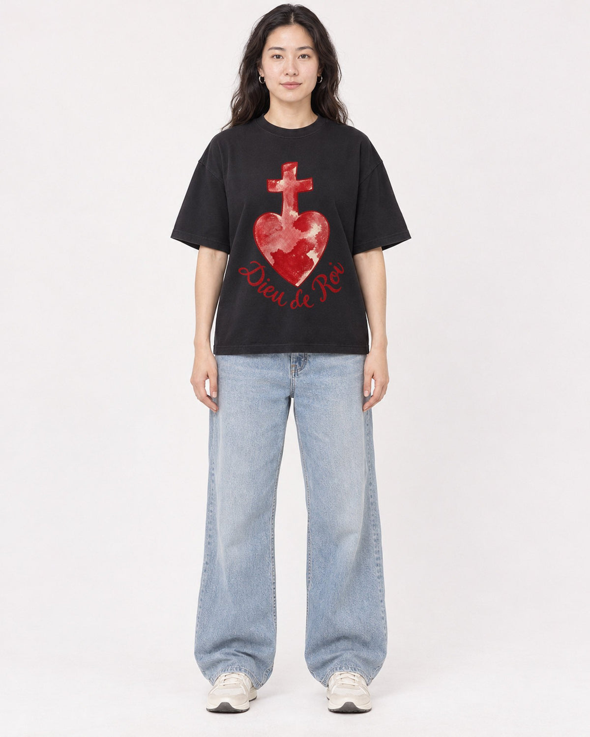 Mockup Boxy Heavyweight Tee Black female full-body 03