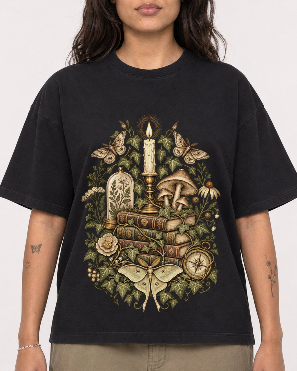 Mockup Boxy Heavyweight Tee Black female close-up 06