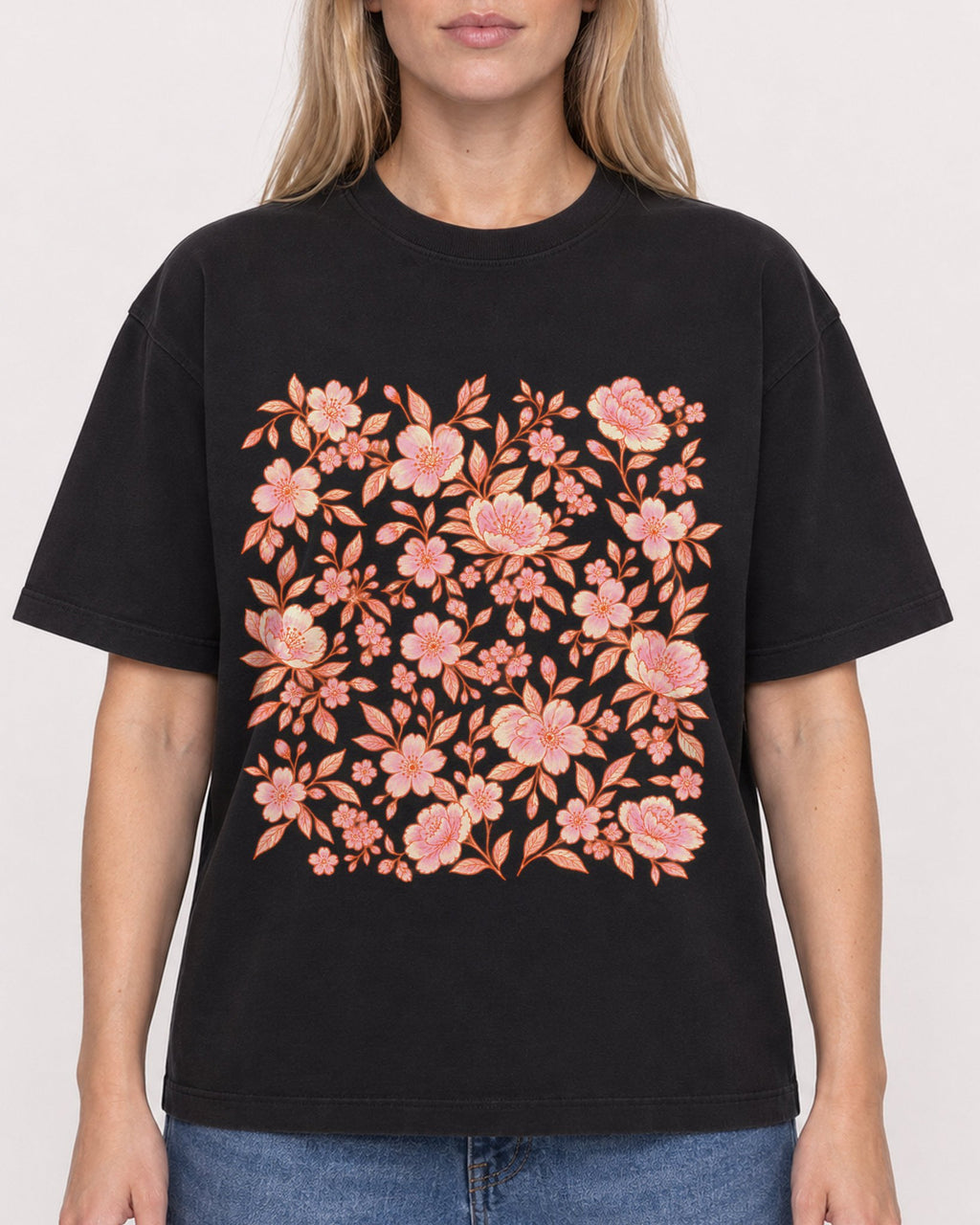 Mockup Boxy Heavyweight Tee Black female close-up 08