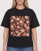 Mockup Boxy Heavyweight Tee Black female close-up 08