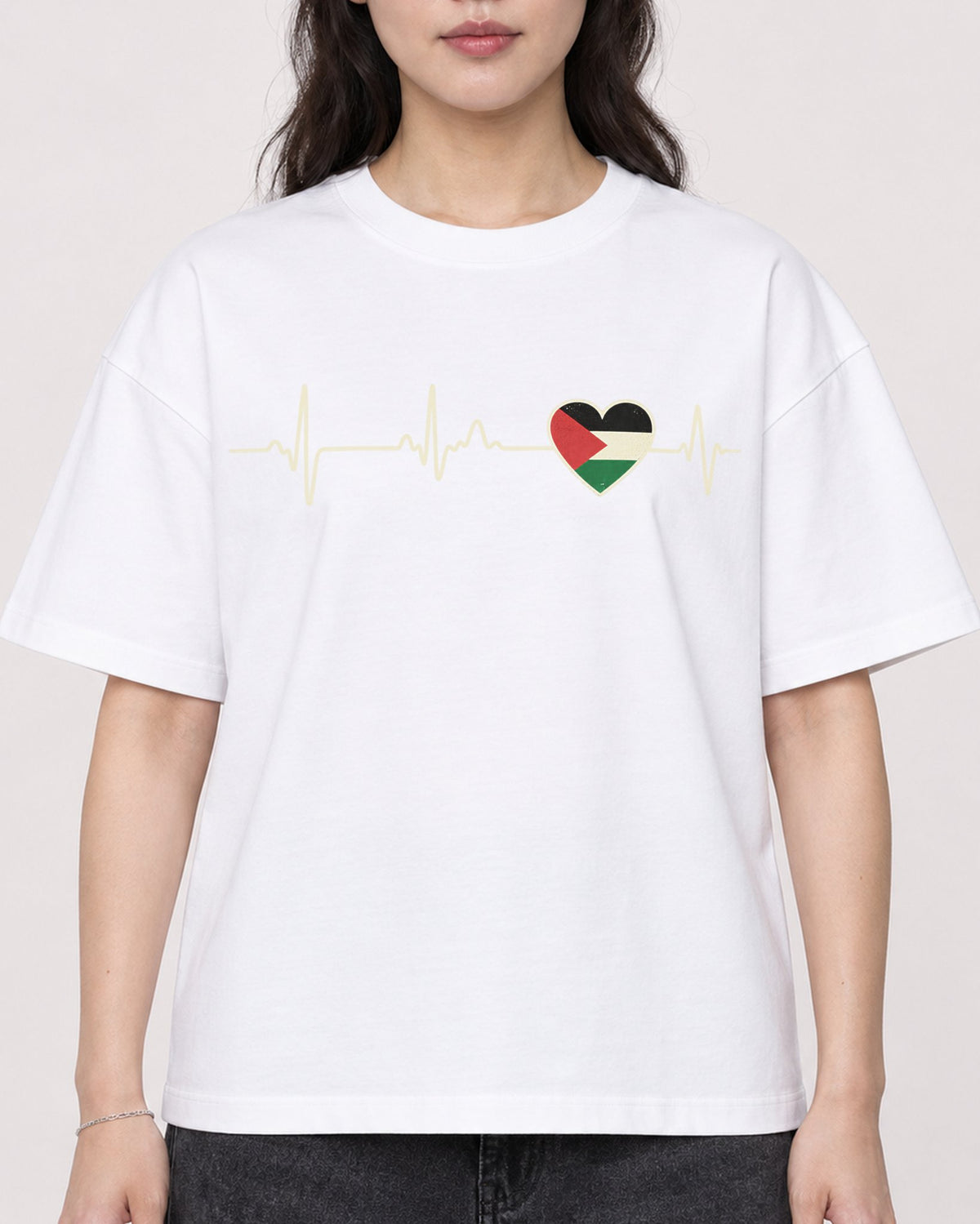 Mockup Boxy Heavyweight Tee White female close-up 03